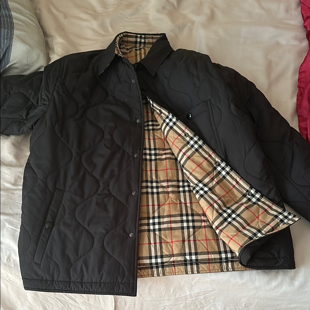 Burberry Black Lightweight Quilted Jacket with Iconic Check Lining REVERSIBLE